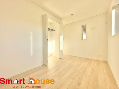 【洋室】 | 昭島市拝島町第10　新築３棟 | 充分な広さと収納機能を備えた部屋はお子様の自発性と成長を促します。お子様の成長を支える、勉強や好きなことに没頭する学びの空間にいかがですか？