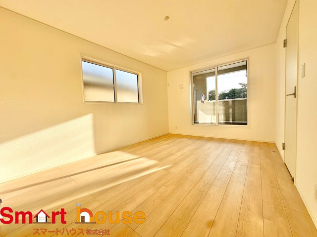 【洋室】 | 昭島市拝島町第10　新築３棟 | 大きな窓からたっぷりの日差しが降り注ぐ明るい室内です。気持ちの良い朝日を受けて、目覚めの良い健康的な朝を迎えられそうです。 