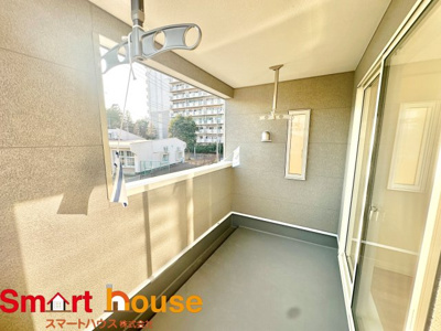 【バルコニー】 | 昭島市拝島町第10　新築３棟 | 陽当りの良いバルコニーは、物干しセットを追加すれば、一度にたくさんのお洗濯物が干せるのが魅力！バルコニーは洗濯物を干すだけの場所じゃなく、家族のゆとりのある時間を演出するプライベート空間。