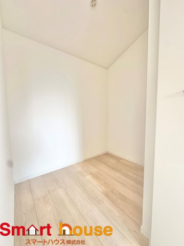 【収納】 | 昭島市拝島町第10　新築３棟 | クローゼットがあるだけでシャレの楽しみも増えますね♪
お洋服だけではなく普段使わない物などをしまえるので部屋も気持ちもスッキリ！