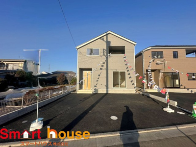 【外観】 | 昭島市拝島町第10　新築３棟 | 外壁が周囲の街並みと青空に生えるお洒落な仕上がり！周囲には高い建物のないエリア。青い空が大きく感じますね。