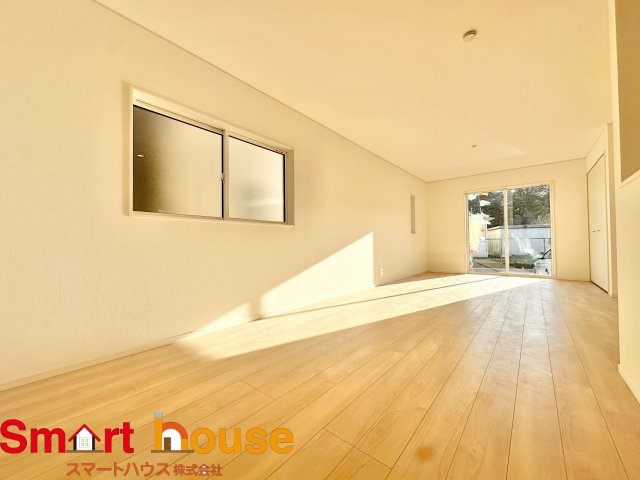 【居間・リビング】 | 昭島市拝島町第10　新築３棟 | 来客の際には、LDKと和室の間の扉を開けることで、開放感あふれる空間に！
どちらの居室にも大きな窓がある為、リビング全体が明るい陽光に包まれます。