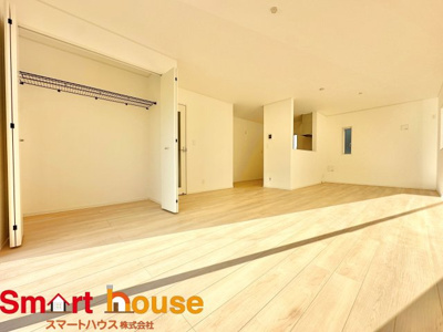 【居間・リビング】 | 昭島市拝島町第10　新築３棟 | オープンでのびやかな空間を生み出す、こだわりの広がりとゆとり。家族と過ごす時間を大切にしたい方にぴったりの明るくゆとりある住空間です。南側の窓からの日差しがリビングの隅々までしっかりと届きます！ 