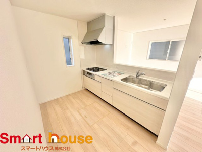 【キッチン】 | 昭島市拝島町第10　新築３棟 | ダイニングからワークスペースを見渡せる、見せるキッチン。ダイニングとの空間のつながりが、スペースのゆとりを生み出します♪