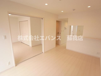 【居間・リビング】 | リブリ・浜野 | こちらのリビングで趣味の時間をお楽しみください