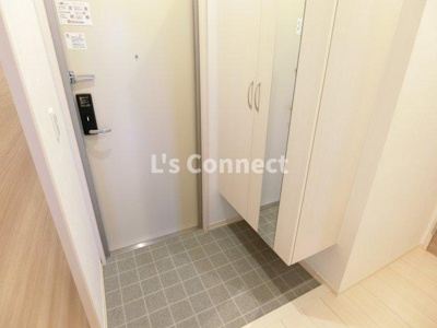 【玄関】 | クレール八乙女 | 背の高い下駄箱には鏡付きで身だしなみチェック。