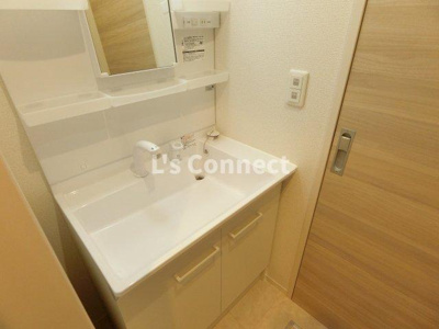 【洗面所】 | ペアガーデン泉Ｅ | 朝の支度もスムーズな独立洗面台。