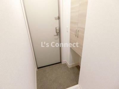 【玄関】 | ペアガーデン泉Ｅ | 背の高い下駄箱で靴も収納できます。