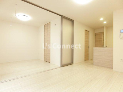 【居間・リビング】 | ペアガーデン泉Ｅ | ８．３帖のリビングスペース。