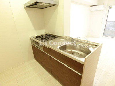 【キッチン】 | ペアガーデン泉Ｅ | ３口ガスコンロのシステムキッチン。