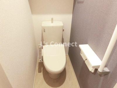 【トイレ】 | ノイエテルノＢ | 温水洗浄便座付きのトイレ。