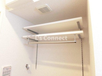 【設備】 | ノイエテルノＢ | 洗濯機置き場の上にも棚があります。