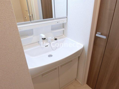 【洗面所】 | ノイエテルノＢ | 朝の支度もスムーズな独立洗面台。