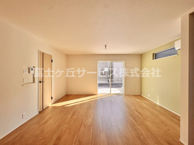 【居間・リビング】 | 豊橋市松井町 新築一戸建て 6号棟 | 居間です