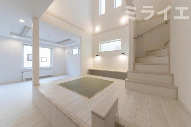 【新築戸建】札幌市東区北19条東10丁目2棟の居間・リビング|吹抜
同仕様物件