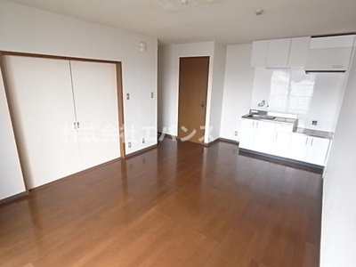 【居間・リビング】 | エステートマンション | こちらの居間で趣味の時間をお楽しみください