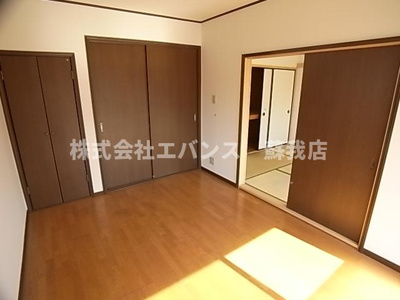 【寝室】 | サンフォーリスト仁戸名 | 広くて明るい寝室