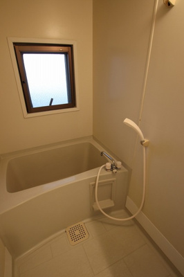 小窓ありの浴室です！
