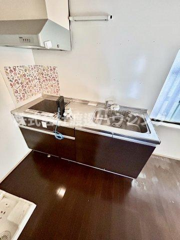 玉出東2丁目テラスハウスのキッチン|3口IHシステムキッチン