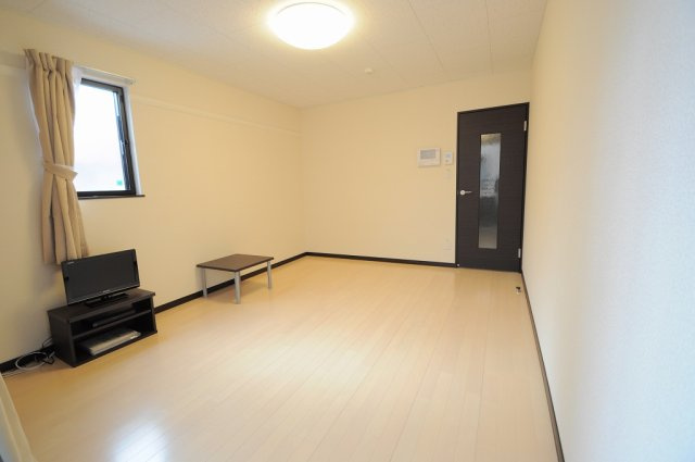 レオネクストＳＡＫＡＥ西淡路の居間・リビング