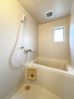 換気窓付のバスルーム♪