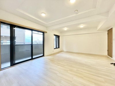 【居間・リビング】 | ライオンズマンション上野芝５丁 | 大型テレビも置ける広々リビングは、陽当りが良く、部屋いっぱいに明るい陽光が広がります。
