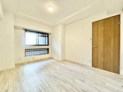 【寝室】 | ライオンズマンション上野芝５丁 | 木目のフローリングが暖かみのある室内に。明るい寝室で心地のいい朝を迎えられそう。