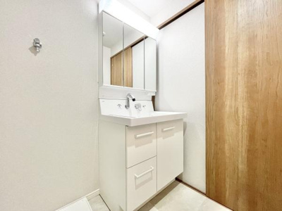 【独立洗面台】 | ライオンズマンション上野芝５丁 | 明るく、使い勝手の良い洗面所です！
髪のセットやお化粧もストレスなくこなせ、朝から気分良く通勤通学に向かえそうですね！