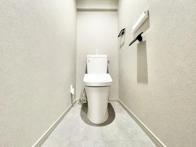 【トイレ】 | ライオンズマンション上野芝５丁 | 節水型でエコなトイレには、今では当たり前のウォシュレット付き。便座を温める機能付き！
広さも十分にありゆったりとお使い頂けます。