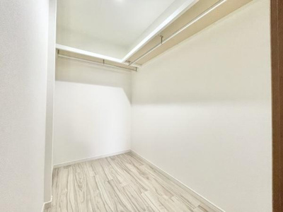 【収納】 | ライオンズマンション上野芝５丁 | お洋服を大切にされる方に大変喜ばれる、憧れのウォークインクローゼット。
お洋服以外にも掃除機やスーツケースなどを一箇所に集約できるのは魅力ですね！
扉が一箇所ですので、お部屋の見た目にもスッキリ！