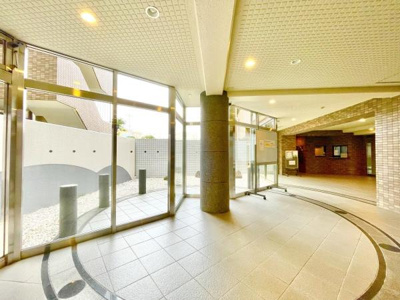 【エントランス】 | ライオンズマンション上野芝５丁 | 流行に左右されず、将来にわたって価値が継続する「上質」な佇まい。親しみやすさといった暮らしを豊かにしてくれる住空間です。