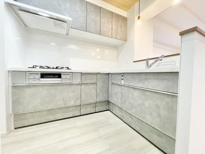 【キッチン】 | ライオンズマンション上野芝５丁 | 本を読みながら料理をしたり、家族とコミュニケーションを取りながら家事をしたり。毎日必ず使い、案外長い時間を過ごす場所だからこそ妥協したくない部分ですね♪