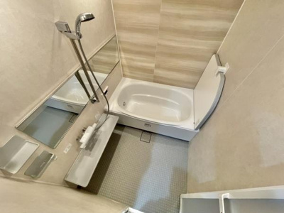 【浴室】 | ライオンズマンション上野芝５丁 | 限られた空間を広く見せるワイドミラーを採用したバスルーム。
毎日の疲れを癒やすバスタイムを♪