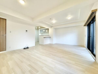 【居間・リビング】 | ライオンズマンション上野芝５丁 | ここにはみんなが集い、食事と楽しい会話が始まる。話に夢中になりすぎて、ついつい時を忘れてしまう。そんな束の間の幸せを感じさせてくれる場所。