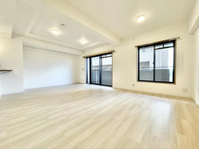 【居間・リビング】 | ライオンズマンション上野芝５丁 | 大切なご家族が集まるからこそＬＤＫはこだわりたい！休日はおひさまの光をたっぷりと取りこめるリビングでゆったりと過ごしませんか？子供たちが元気に笑いながら走り回っても十分な広さの空間です。