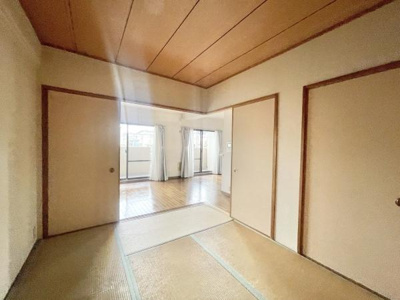【和室】 | レックスガーデン堺東 | LDKと隣接した6畳の和室。
お子様の遊び部屋・お昼寝スペースとして使うのもオススメです♪