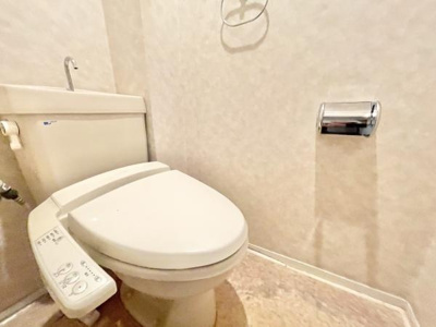 【トイレ】 | レックスガーデン堺東 | 節水型でエコなトイレには、今では当たり前のウォシュレット付き。便座を温める機能付き！
タオルフォルダーも付いておりそのまま手洗いもできます。