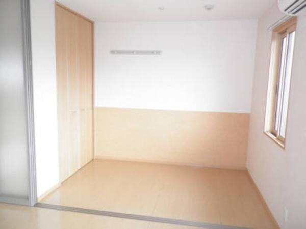 エレガンス姫原の洋室