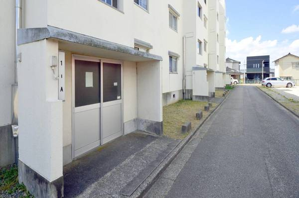 ビレッジハウス願海寺2号棟のエントランス|建物の内部です