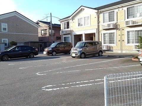 インフィニティーＣの駐車場|車をお持ちの方に嬉しい駐車場付きの物件です