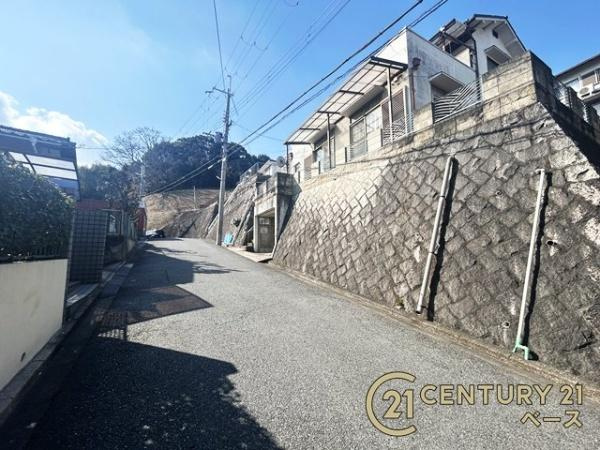 北葛城郡王寺町本町３丁目　一戸建の前面道路含む現地写真|■現地撮影写真■前面道路は広々約５．１ｍでお車の出し入れも楽々！