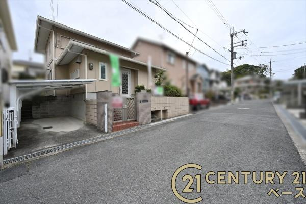 香芝市真美ヶ丘３丁目の売地の前面道路含む現地写真|■現地撮影写真■前面道路は広々しており、お車の出し入れも楽々！