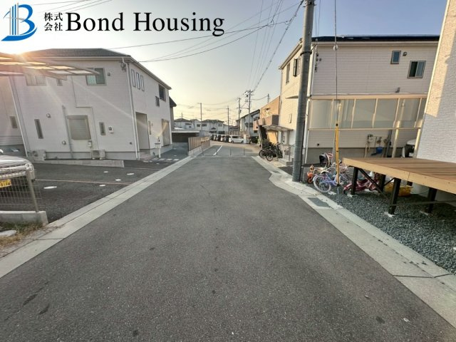 令和３年築浅戸建て　駐車３台可　玉津町水谷　良質戸建の前面道路含む現地写真