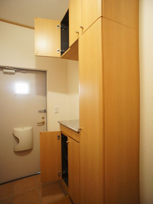 【玄関】 | プレーザントハウスＡ | 1階玄関！たくさん収納できるシューズボックスが付いています♪