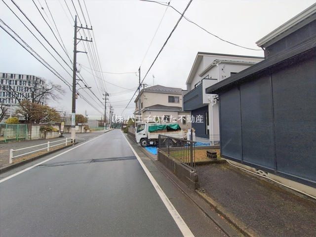 祝　成約済み　八王子市　中野町　新築戸建ての前面道路含む現地写真|～仲介手数料無料☆八王子ひなた不動産～八王子市中野町　新築戸建て