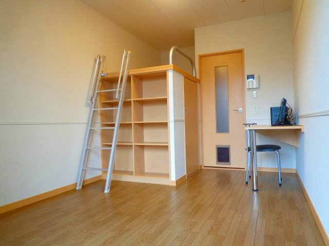 レオパレスフォレスト小倉の居間・リビング