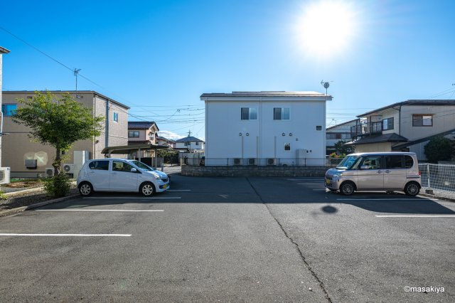 ルピナス風間の駐車場