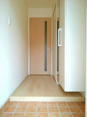 フルール　蘭Ⅱ　Ｂの玄関|収納もある玄関です