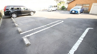 【駐車場】 | サンリットブルック | 車をお持ちの方に嬉しい駐車場付きの物件です