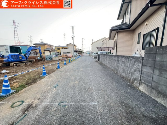 【前面道路含む現地写真】 | 船橋市二和西6丁目　全4区画 | 新しい家が増えても、空の広さはそのまま。春には桜、夏には青空、秋にはやわらかな光。季節ごとに表情を変える街で、長く暮らせる安心を。